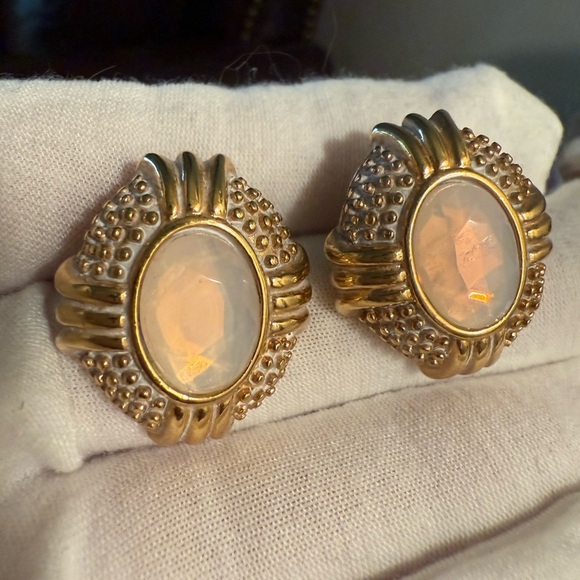 Estate Goldtone pierced Earrings - Picture 3 of 4